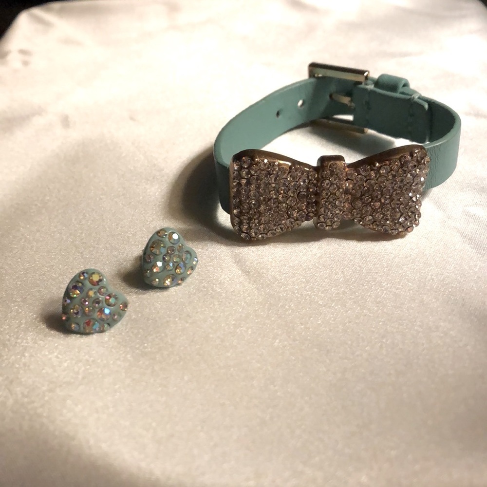 Faux leather and goldtone/rhinestone bow bracelet. Watchband closure & earrings - Picture 1 of 5